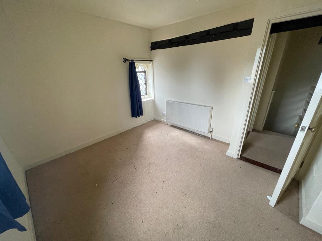 Lot: 52 - THREE-BEDROOM CITY CENTRE RIVERSIDE PROPERTY - room